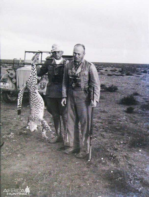 جنود ألمان يصطادون حيوان الفهد في ليبيا الأربعينات